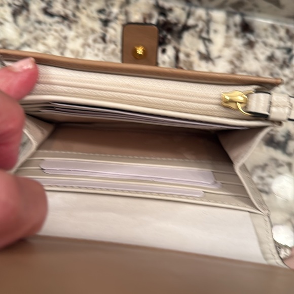 Radley London light beige Leather Wallet .. nwt
Authentic .. gold snap logo - Picture 5 of 5